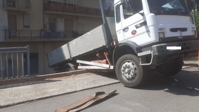 paura a pellezzano camion finisce fuori strada e abbatte staccionata