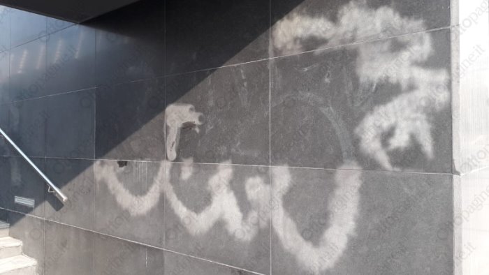 piazza della liberta vandali imbrattano un muro con la vernice spray