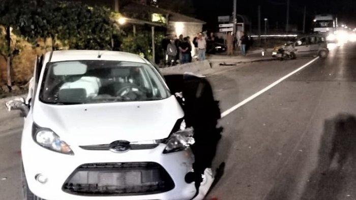 ariano pauroso schianto a camporeale tre persone finiscono in ospedale