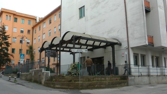 paura all ospedale di vallo della lucania 17enne cade dal quarto piano