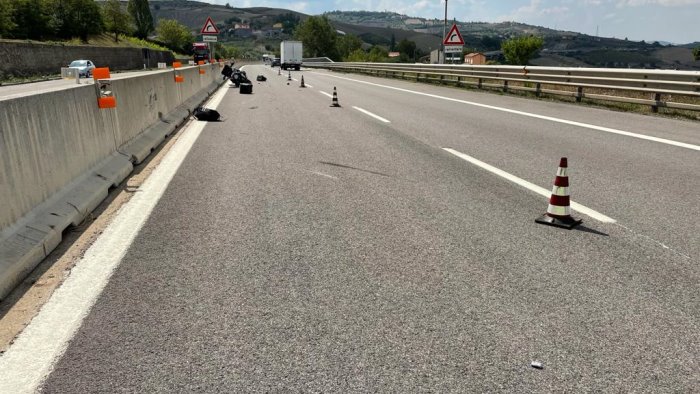 marito e moglie si schiantano con la moto in autostrada lui muore lei si salva