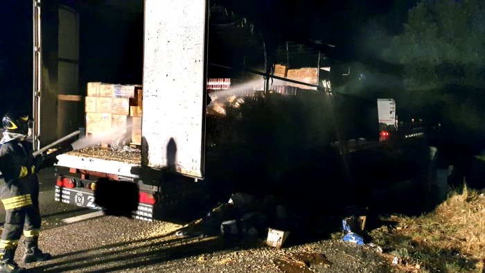 camion carico di pasta in fiamme sul raccordo