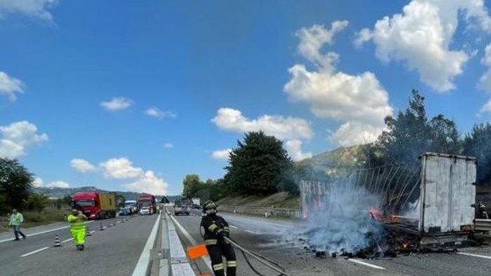 tir in fiamme sull a16 code pesanti sia in direzione napoli che bari