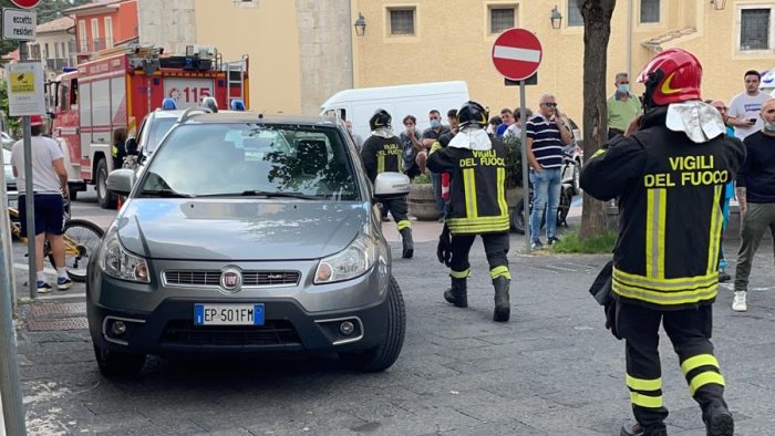 si barrica in casa e minaccia i carabinieri ho una motosega state lontani