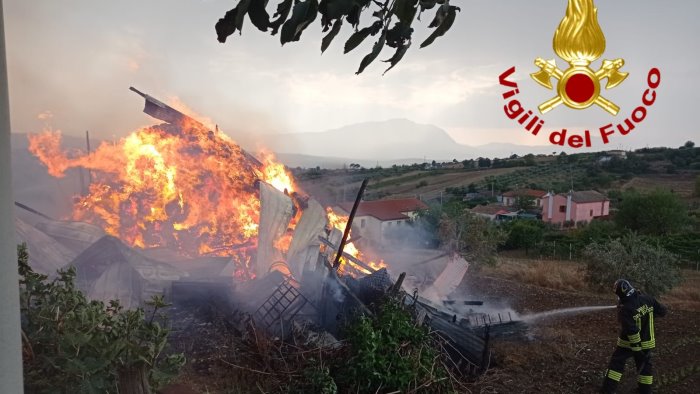 deposito agricolo in fiamme a frigento 1500 balle di fieno distrutte