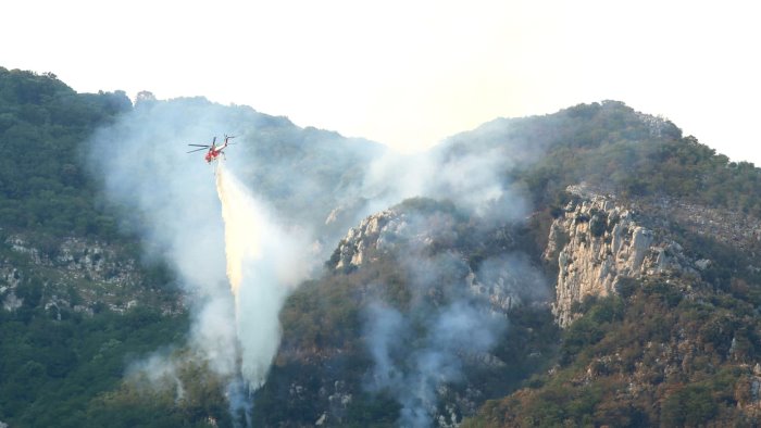 incendio di bosco e capannone con rotoballe a faicchio foto