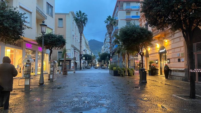 salerno tensione in centro giovane da in escandescenza arrivano i carabinieri