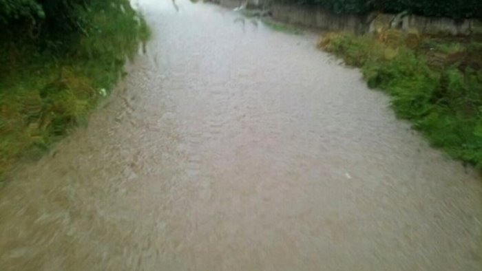 maltempo piogge e allagamenti in campania allerta meteo fino a mezzanotte