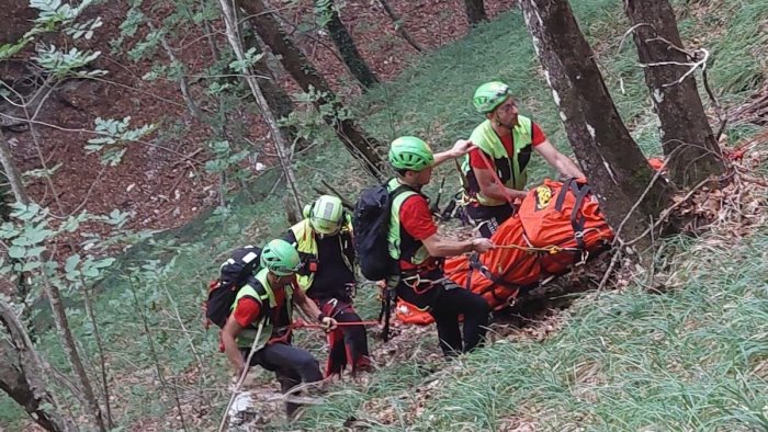 va in cerca di funghi con il figlio cade e si ferisce soccorso uomo a campagna