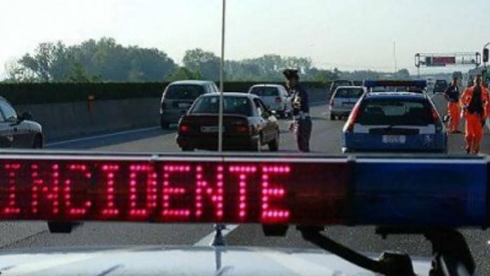 caserta tir si scontra con cinque auto autostrada del sole in tilt