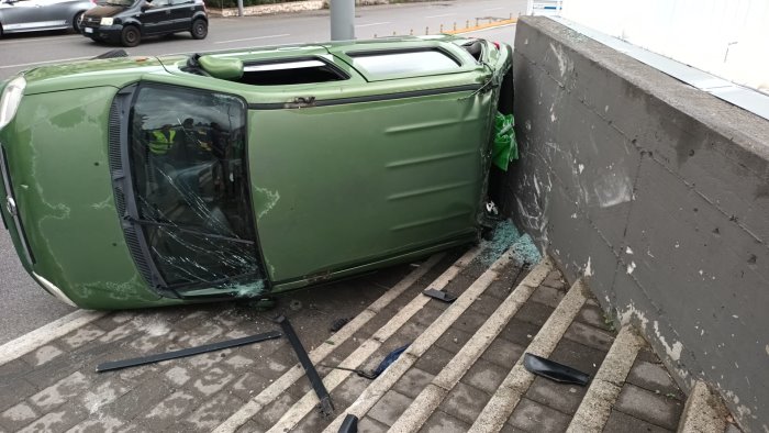 asfalto viscido per la pioggia auto si ribalta al centro commerciale