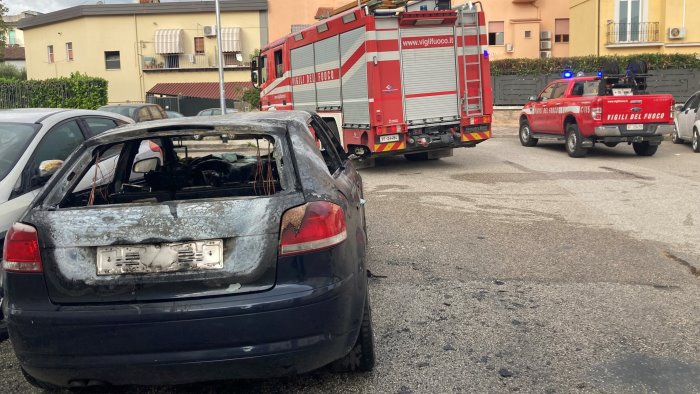 benevento auto in fiamme in pieno giorno al rione ferrovia