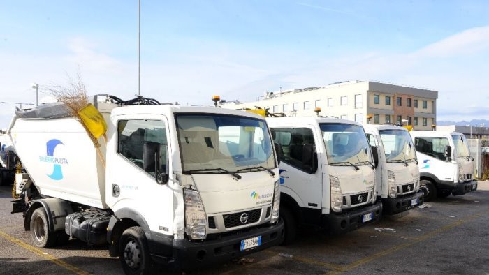 non si fanno i bisogni in strada picchiato dipendente di salerno pulita