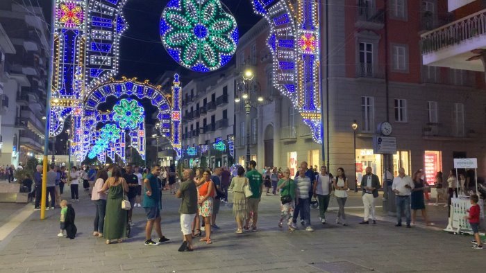 luminarie nessun costo aggiuntivo per il comune ma lunedi saranno spente