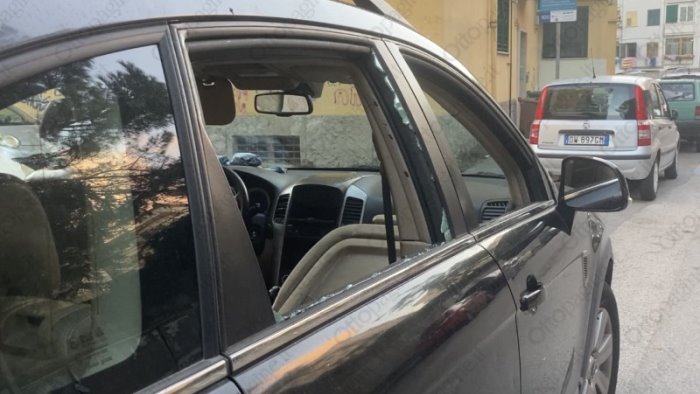 salerno giallo in via pironti accertamenti dei carabinieri in un auto