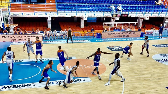 basket memorial pentassuglia napoli supera brindisi dopo due overtime