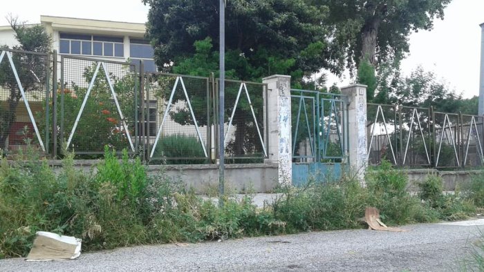 si torna in classe celano le aree nei pressi degli istituti sono nel degrado