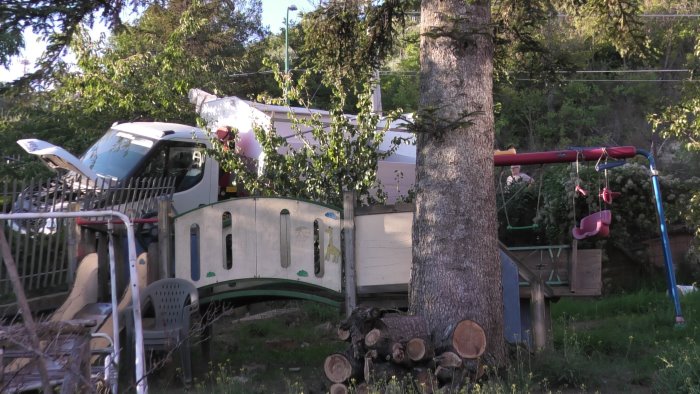 autocarro piomba in un giardino accanto alle altalene paura ad ariano