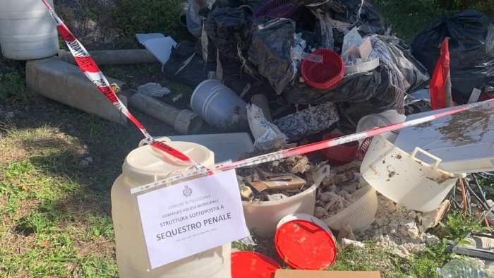 rifiuti speciali pericolosi in strada sequestrata area lungo la sp pellezzano