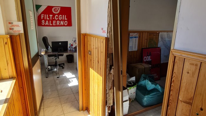 salerno attacco alla cgil raid vandalico nella sede della filt