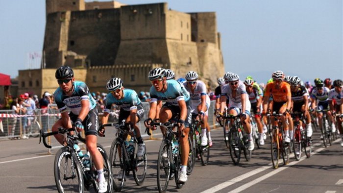 il giro d italia 2022 premia napoli per la raccolta differenziata