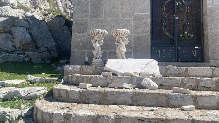 sanza fedeli indignati distrutto altare del santuario della madonna della neve