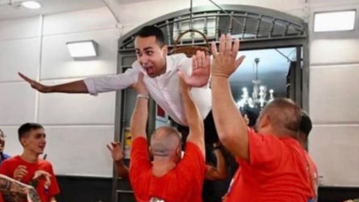 di maio in trattoria imita dirty dancing staff coinvolgente