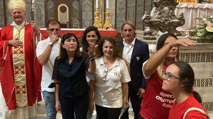 salernitana nicola in duomo con una delegazione per la messa degli sportivi