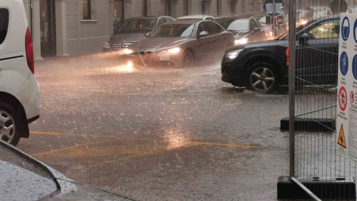 maltempo scatta l allerta meteo in campania dalle 21 rischio frane