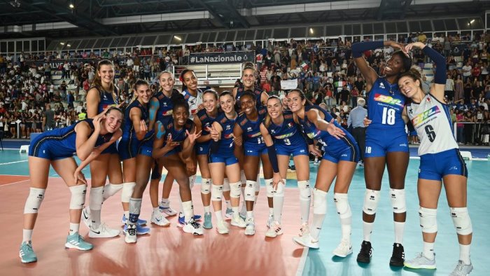 l italvolley femminile saluta napoli con un netto successo sulla serbia