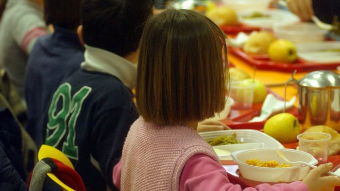 mensa a scuola ancora non si parte il comune convoca genitori e presidi