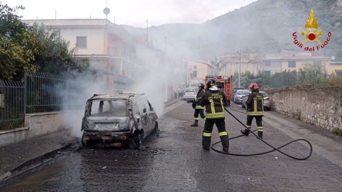 auto in fiamme a pago vallo lauro si indaga