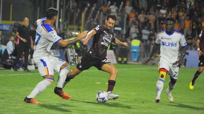 salernitana lecce 1 2 strefezza gela l arechi festa giallorossa a salerno