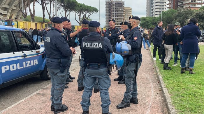 tensione prima di salernitana lecce sassaiola alla rotatoria di via clark