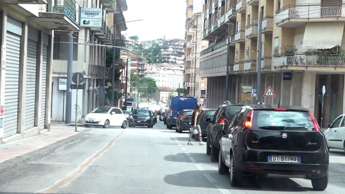 sabato senza scuole ma il traffico aumenta caos in centro ad avellino