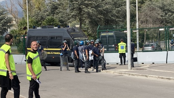 sassaiola prima di salernitana lecce arrestato un tifoso granata di 31 anni