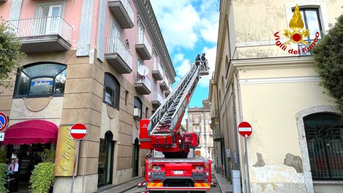 palazzo della dogana pezzi di intonaco su un auto paura ad atripalda