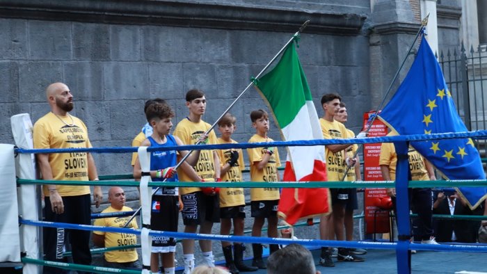 napoli boxe grande successo in piazza santa maria la nova