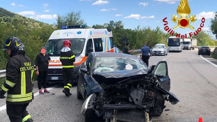 incidente sull ofantina coinvolte due auto feriti in ospedale