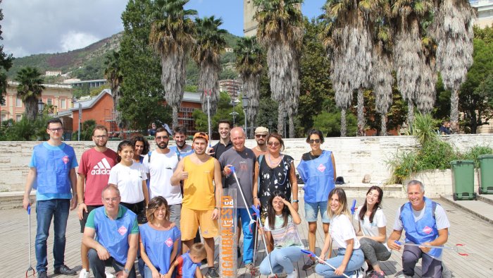 salerno volontari hanno ripulito la citta dai mozziconi basta incivilta