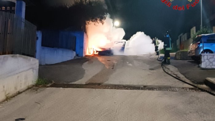 paura nella notte auto in fiamme a montoro