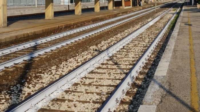 cilento giovane sui binari treni bloccati e ritardi per quasi 2 ore