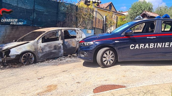 montoro incendia l auto del suo ex fidanzato arrestata 37enne