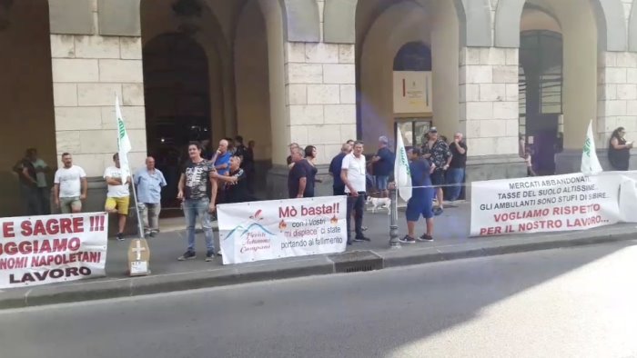 no alla fiera di san matteo la protesta degli ambulanti stufi di subire