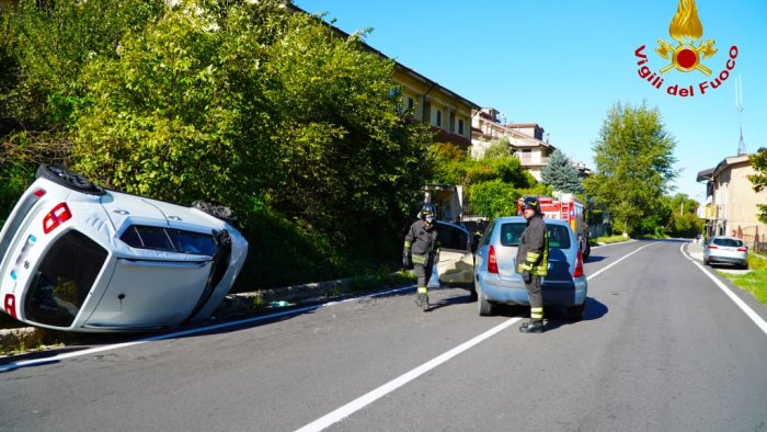 incidente a monteforte irpino due auto coinvolte i feriti in ospedale