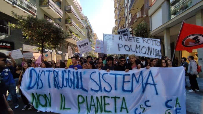 anche a salerno lo sciopero degli studenti salviamo il pianeta