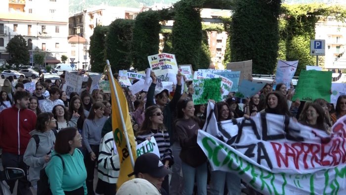 minacce per lo sciopero del clima l uds di avellino prende le distanze