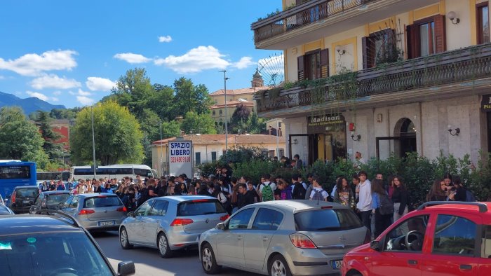 avellino guardate che caos per gli studenti pendolari viaggiamo come bestie