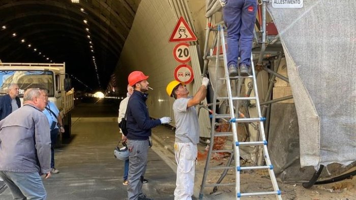 incidente in galleria vittoria aperto il traffico su via partenope