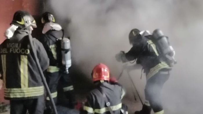 vasto incendio in un garage operazioni complesse a castelvenere